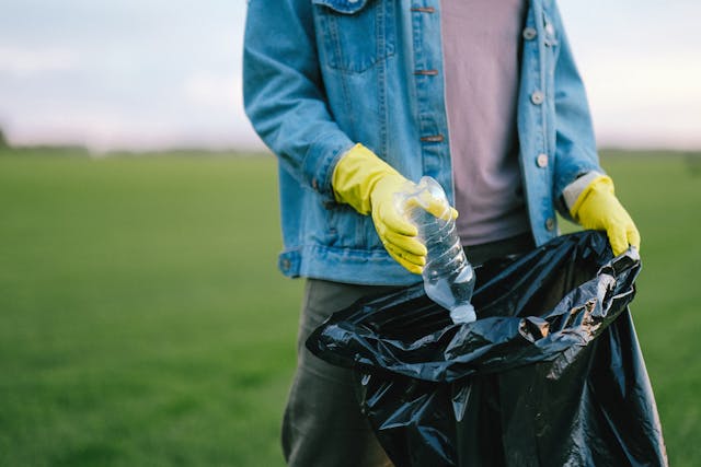 kantong plastik sampah hitam